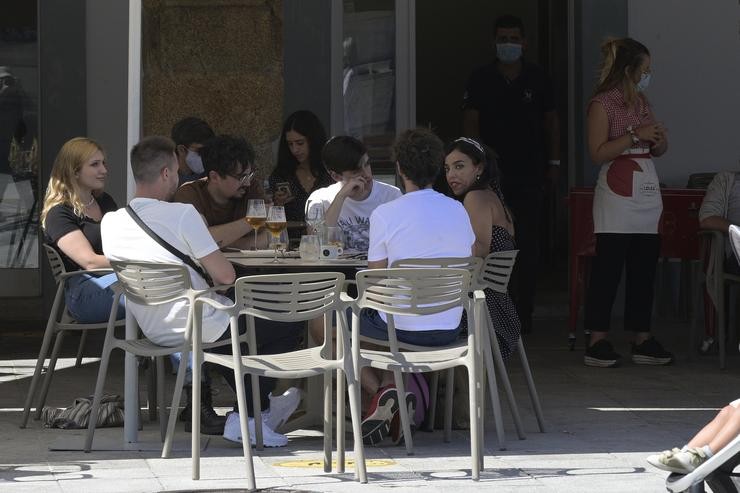 Ambientes nunha terraza durante o primeiro día da prohibición de fumar na vía pública en Galicia se non existe unha distancia de dous metros de separación con outras persoas para evitar contaxios de Covid-19, na Coruña, a 13 de agosto de 2020 