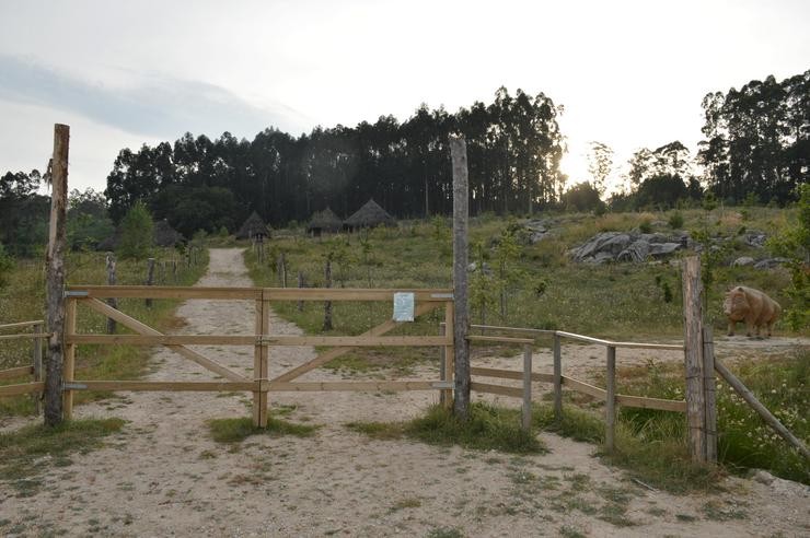 Reprodución dunha aldea neolítica construída na comunidade de montes de Salcedo (Pontevedra). / Europa Press