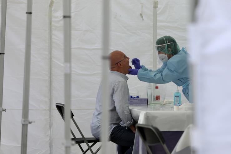 Unha sanitaria realízalle un frotis bucal a un veciño de Ordizi a 6 de xullo de 2020. Javi Colmenero - Europa Press / Europa Press