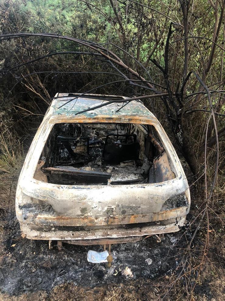 A Garda Civil de Lugo investiga o incendio do coche / GARDA CIVIL