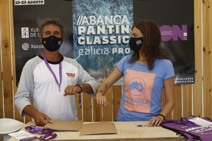 A directora xeral de Avaliación e Reforma Administrativa, Natalia Prieto, e o presidente do Club Praia Pantín, Miguel Galeiras, asinan o convenio para levar a cabo estas actuacións. XUNTA 