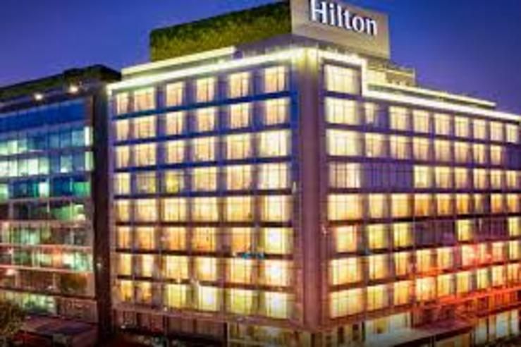 Un dos hoteis da cadea hilton / Hilton.com