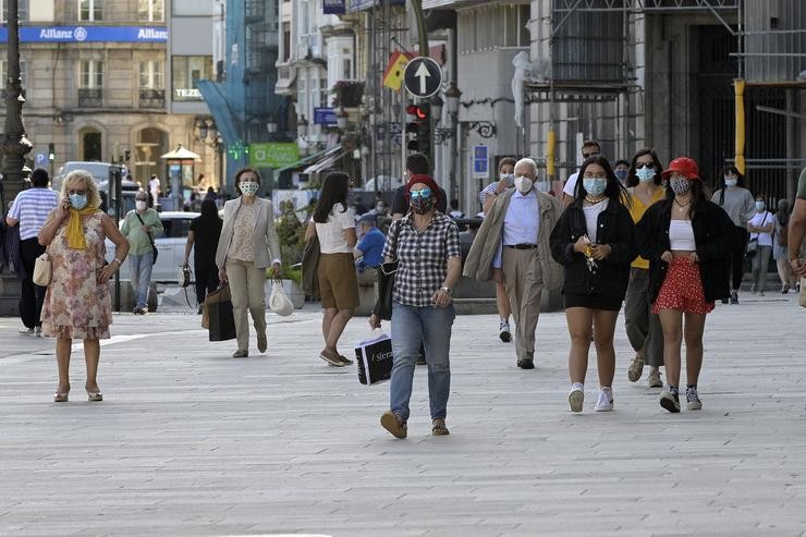 Ambiente nas rúas durante o primeiro día de prohibición de fumar na vía pública en Galicia se non existe unha distancia de dous metros de separación con outras persoas. M. Dylan - Europa Press 