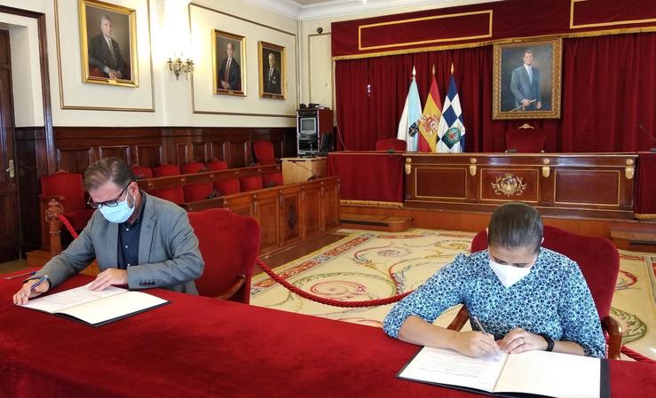 O alcalde de Ferrol, Anxo Mato (PSOE), e a presidenta da Asociación Párkinson Ferrol, Vanesa López Pita, asinan un convenio de colaboración.. CONCELLO DE FERROL 