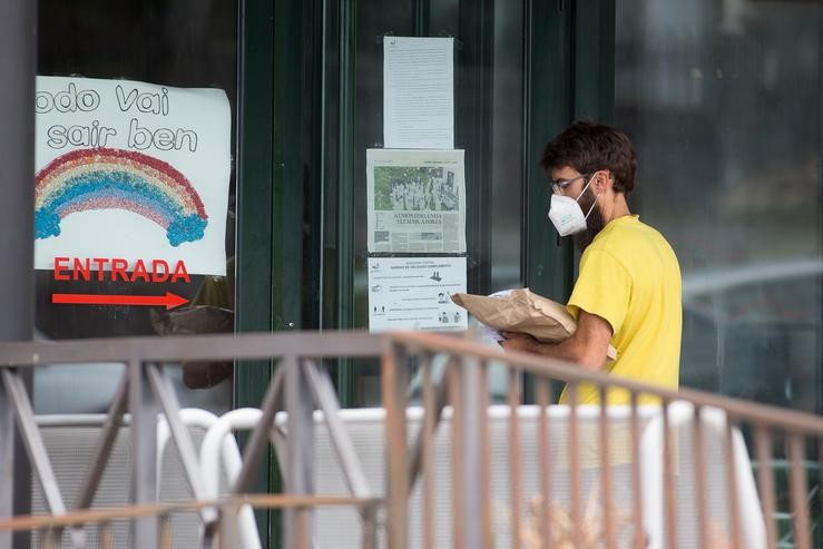 Un home na porta da Residencia de anciáns do Incio, en Lugo (España), onde se detectou un brote de coronavirus, o 20 de agosto de 2020.. Carlos Castro - Europa Press 