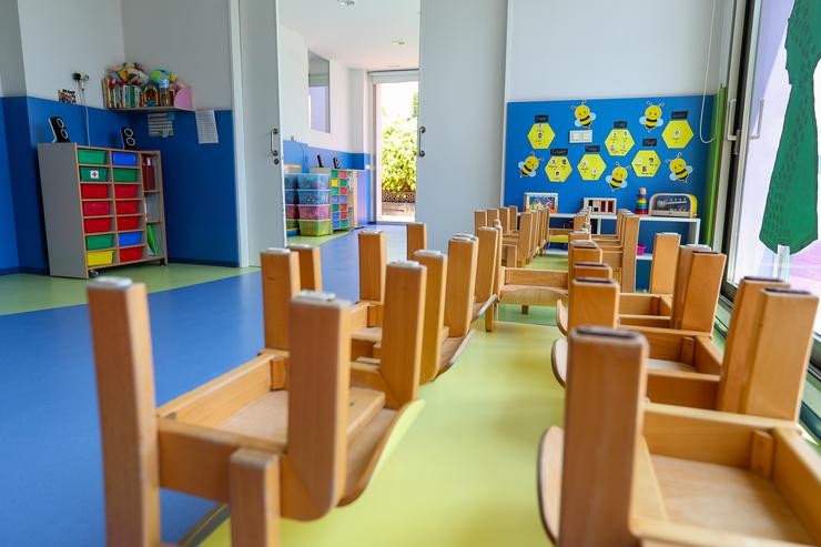 Mesas e cadeiras recollidas nunha aula do Centro de Educación Infantil A Gacela, pechada durante a fase 1 da desescalada en Valencia. Como anunciaron hai uns días, os conselleiros de Educación autonómicos, na conferencia sectorial celebrada co. Iván Terrón - Europa Press - Arquivo