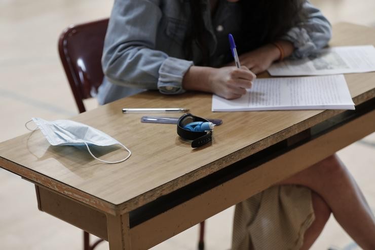 Un alumno de bacharelato do Colexio Virxe de Europa de Boadilla del Monte (Madrid) deixa a súa máscara no pupitre para enfrontarse aos primeiros exames presenciais tras o parón polo coronavirus no polideportivo do centro, con medidas de se. Jesús Hellín - Europa Press - Arquivo 