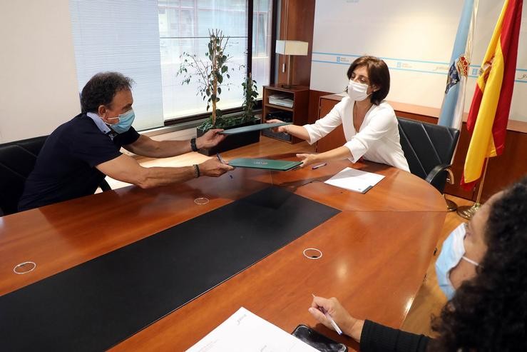 Angeles Vazquez asina convenio co colexio de veterinarios.. PEPE FERRIN 