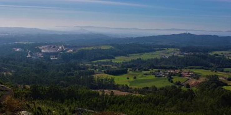 Vista do vertedoiro e canteira de Miramontes