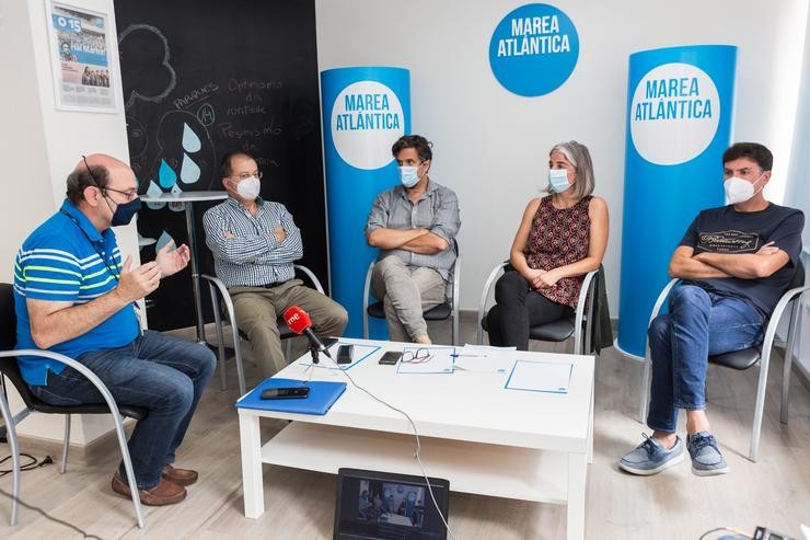 Os representantes de Marea Atlántica María García e Alberto Lema reúnense co comité de empresa de Alvedro. SANDRA GARCÍA REI 