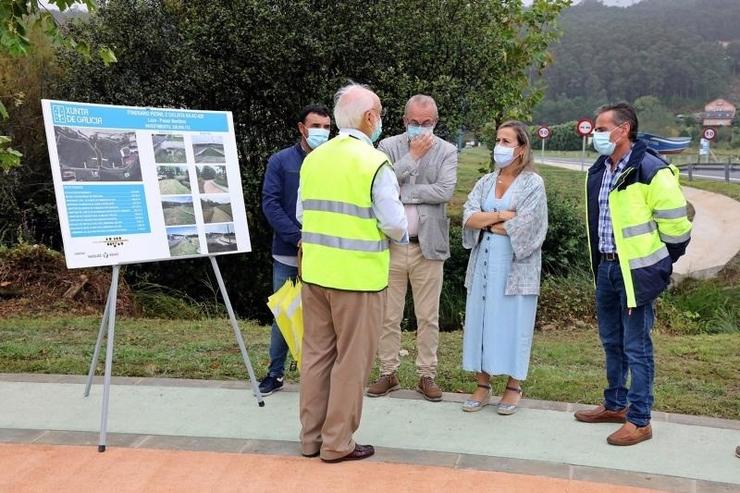 A conselleira de Infraestruturas e Mobilidade, Ethel Vázquez, supervisa as obras da senda peonil de Laxe. CONSELLERIA DE INFRAESTRUTURAS 