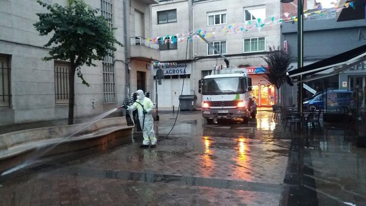 Operarios realizan unha desinfección no barrio da Milagrosa, en Lugo. CONCELLO DE LUGO