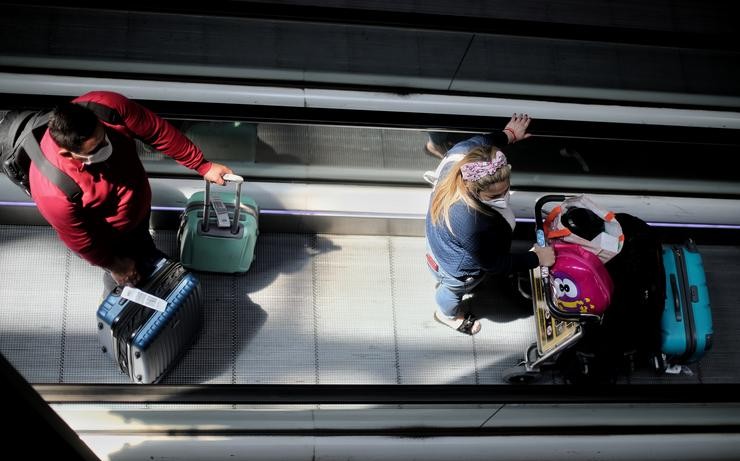 Pasaxeiros con maletas na terminal T4 do Aeroporto Adolfo Suárez Madrid Barajas, en Madrid (España), a 24 de xullo de 2020. Eduardo Parra - Europa Press