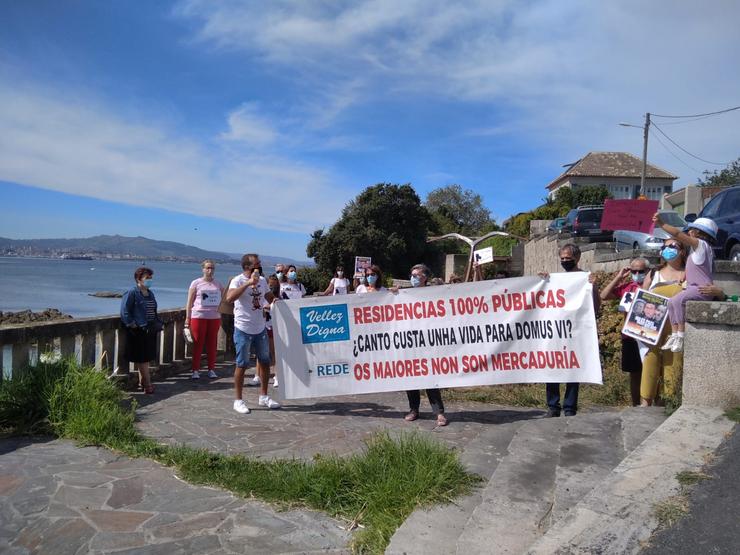 Protesta de familiares de residentes da DomusVi Aldán convocados por Vellez Digna diante da casa de Feijóo e Eva Cárdenas en Moaña / Vellez Digna