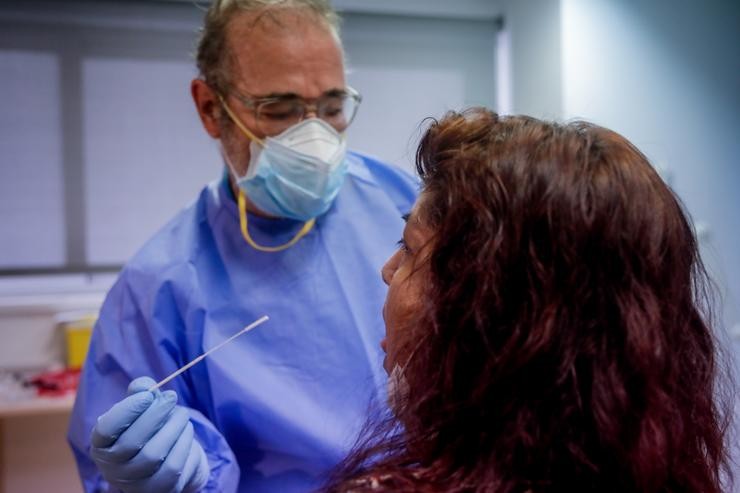 Un traballador sanitario realiza unha proba PCR a unha persoa, e unha foto de arquivo. Ricardo Rubio - Europa Press