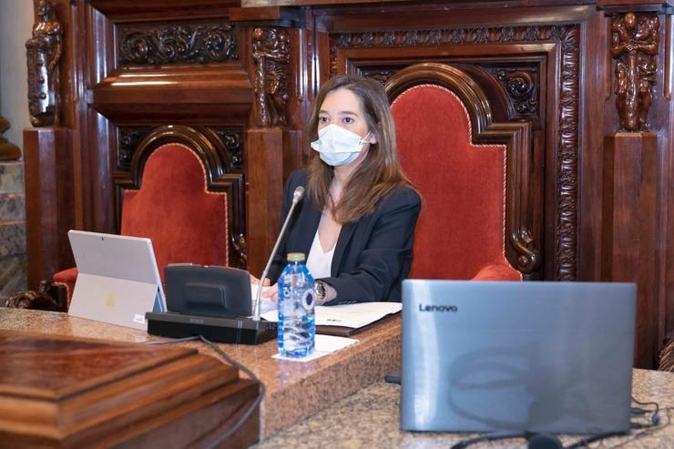 A alcaldesa, Inés Rey, con máscara no primeiro pleno presencial tras declararse o estado de alarma. CONCELLO DA CORUÑA - Arquivo