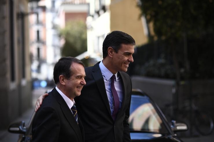 O presidente da FEMP, Abel Caballero e o presidente do Goberno, Pedro Sánchez.. Óscar do Pozo - Europa Press - Arquivo