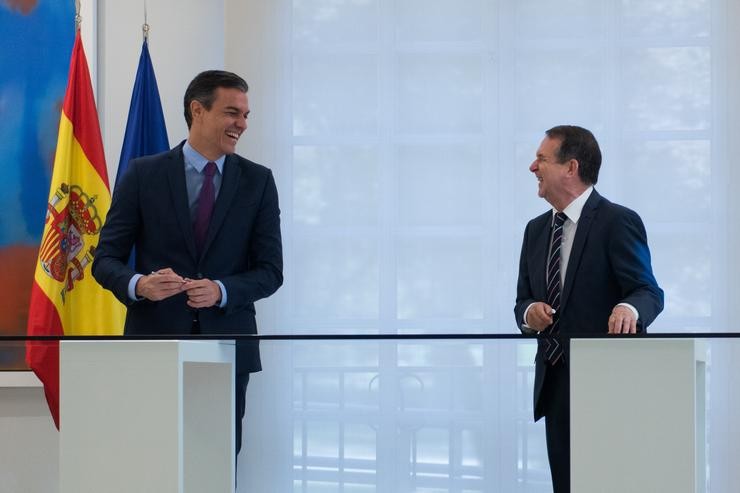 O presidente do Goberno, Pedro Sánchez; e o presidente da Federación Española de Municipios e Provincias (FEMP) e alcalde de Vigo, Abel Caballero, rubrican o acordo / Europa Press.