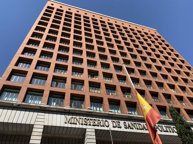 Sede do Ministerio de Sanidade coa bandeira de España a media hasta en recordo dos falecidos con COVID-19, no período de dez días de loito decretado polo Goberno.. MINISTERIO DE SANIDADE - Arquivo 