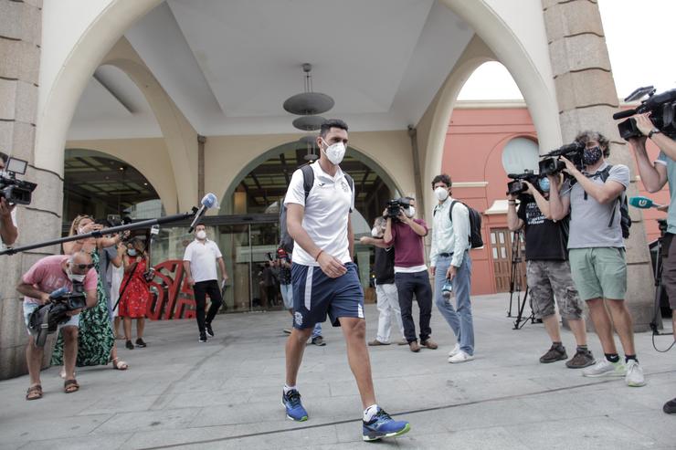 Un dos 33 membros do CF Fuenlabrada que recibiu o alta epidemiolóxica abandona o hotel NH Finisterre onde permanecerán confinados os 13 xogadores restantes do equipo ata recibir tamén o alta tras os controis rutineiros, na Coruña,. M. Dylan - Europa Press 