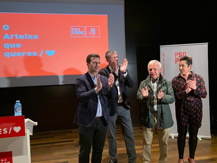 O secretario xeral do PSdeG, Gonzalo Caballero, acompaña ao candidato socialista á alcaldía de Arteixo, Martín Seco. PARTIDO SOCIALISTA DE GALICIA - Arquivo 