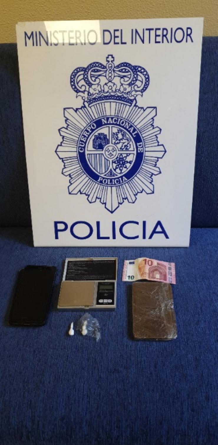 Material intervido a un detido por tráfico de drogas en varios locais de Ourense.. POLICÍA NACIONAL 