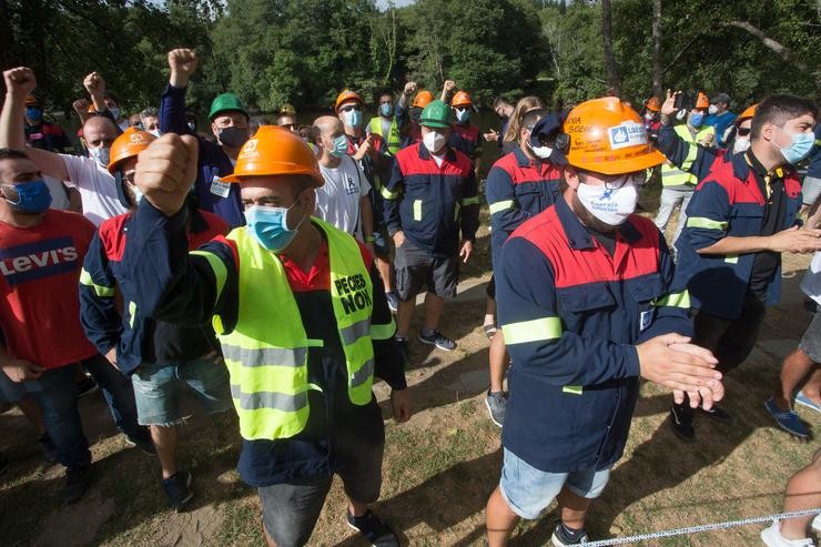 Traballadores de Alcoa concéntranse en apoio ao comité de empresa da planta de San Cibrao momentos antes da súa reunión coa dirección de Alcoa España para negociar o Expediente de Regulación de Emprego (ERE) antes do prazo previsto para executalo 