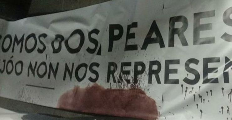 Pancarta contra Feijóo nos Peares trala retirada por parte de operarios do Concello da Peroxa