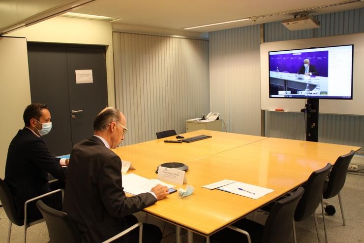 O conselleiro de Sanidade en funcións, Jesús Vázquez Almuiña, durante a videoconferencia co Secretario de Estado de Saúde de Portugal, António Sales 