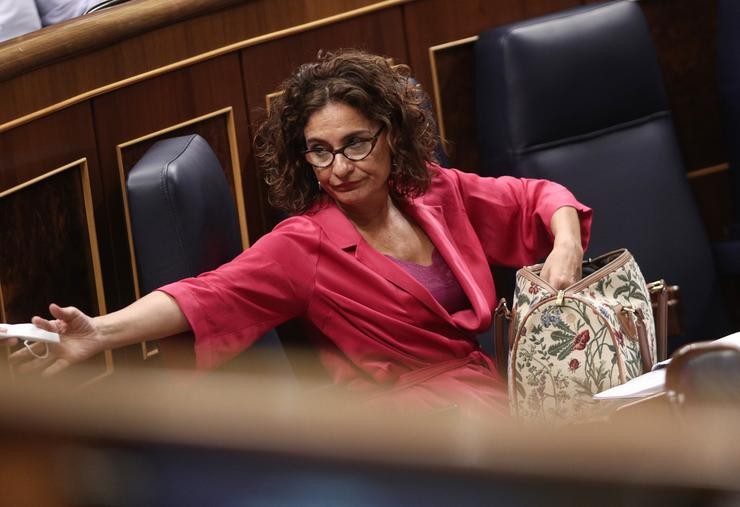 A ministra de Facenda, María Jesús Montero, busca no seu bolso unha máscara.. EUROPA PRESS/E. Parra. POOL - Europa Press / Europa Press