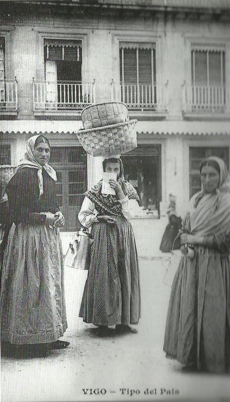 Imaxe de época dunhas leiteras tradicionais galegas