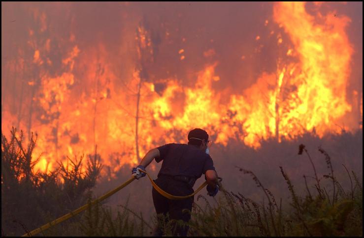 Incendio forestal en Galicia, bombeiros e veciños dos pobos tentando apagar o lume prendido nos montes galegos 