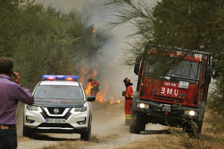 Efectivos da Garda Civil e da UME traballan nos labores de extinción dun incendio na parroquia de Montes, en Cualedro.. Rosa Veiga - Europa Press / Europa Press