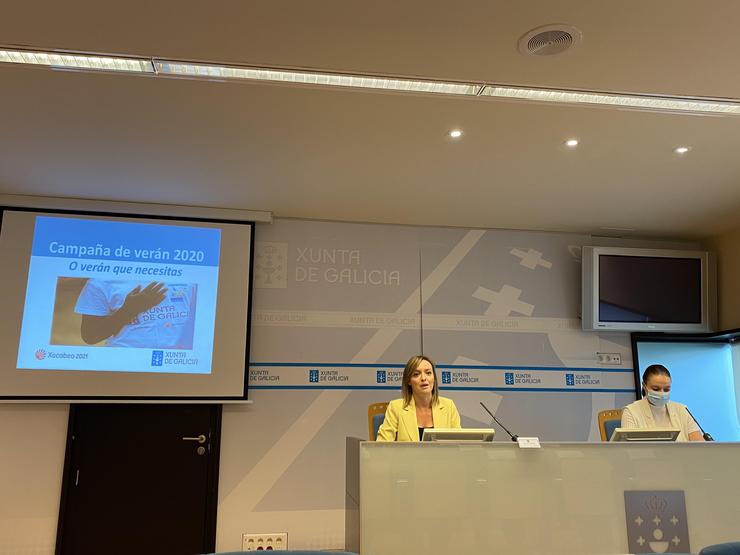A conselleira de Política Social, Fabiola García, e a directora xeral de Xuventude, Cristina Pichel, fan balance da campaña de verán. / Europa Press
