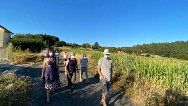 Veciños e concelleiros de Santiago observan as parcelas onde se instalaría a planta de tratamento en Coruxo, Marrozos