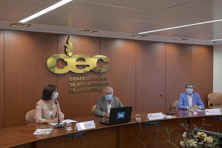 O presidente da CEC, Antonio Fontela, reúnese coa conselleira do Mar, Rosa Quintana, e de Medio Ambiente, Ángeles Vázquez / Europa Press