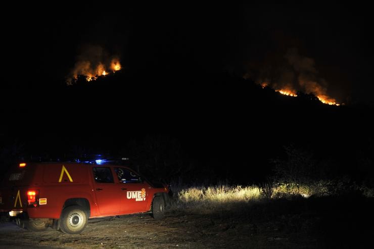 Bombeiros de lle UME no incendio de Vilariño de Conso en Ourense.. Rosa Veiga - Europa Press / Europa Press