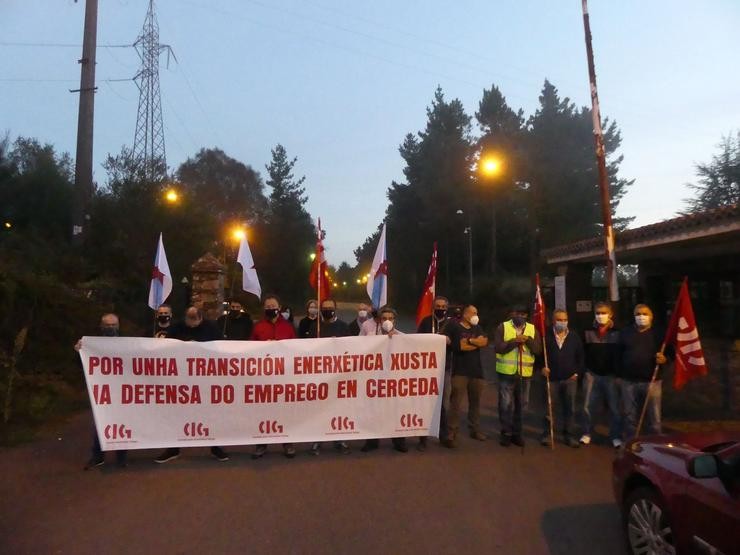 Concentración ante Meirama de traballadores das auxiliares. REMITIDA (CIG) 