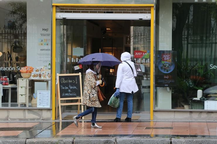 Unha muller con paraugas en Madrid nun día de choiva. Marta Fernández Xara - Europa Press - Arquivo