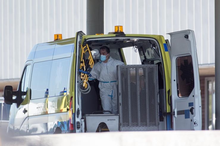 Un profesional sanitario prepara a padiola para baixar da ambulancia a un paciente con Covid-19 que foi trasladado ao Hospital de Lugo.. Carlos Castro - Europa Press 