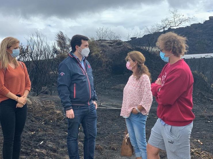 O secretario xeral do PSdeG, Gonzalo Caballero, visita unha zona afectada por un incendio na parroquia de Carzoá, en Cualedro. PSDEG-PSOE 