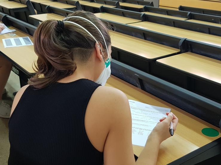 Unha alumna realiza unha proba de acceso á universidade.. UIB 
