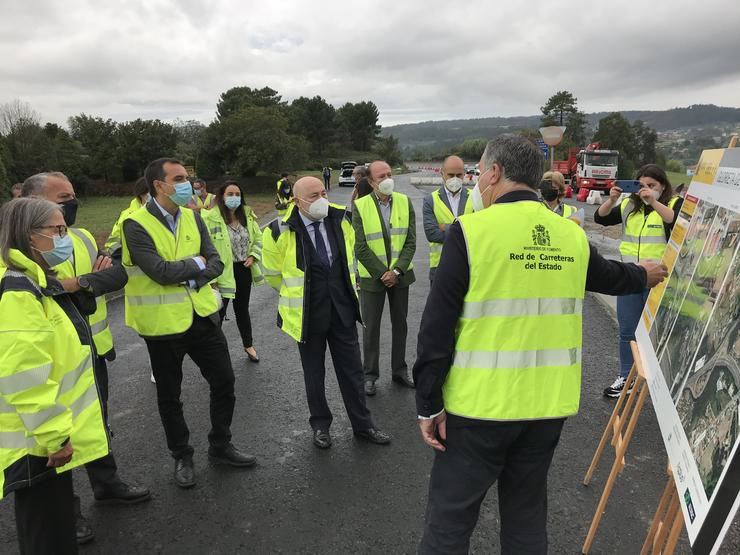 O secretario xeral de Infraestruturas, Sergio Vázquez, visita as obras de mellora do cruzamento da Rocha en Cambre (A Coruña). DELEGACIÓN DO GOBERNO 