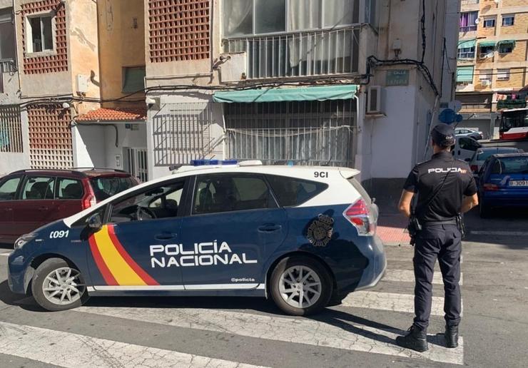 Un axente da Policía Nacional presta servizo nunha rúa. POLICÍA NACIONAL