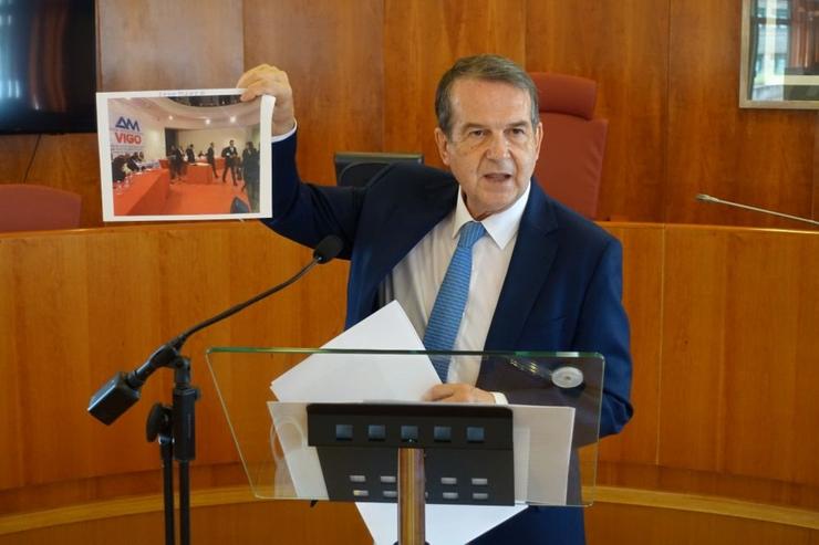 O alcalde de Vigo, Abel Caballero, durante unha rolda de prensa, mostra unha foto dos representantes do PP abandonando a asemblea constituínte da área Metropolitana.. CONCELLO DE VIGO