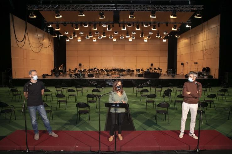 A alcaldesa da Coruña, Inés Rey,  xunto ao artista Xoel López e o director principal da OSG, Dima Slobodeniouk, á presentación do seu concerto no Coliseum. ANDY PEREZ