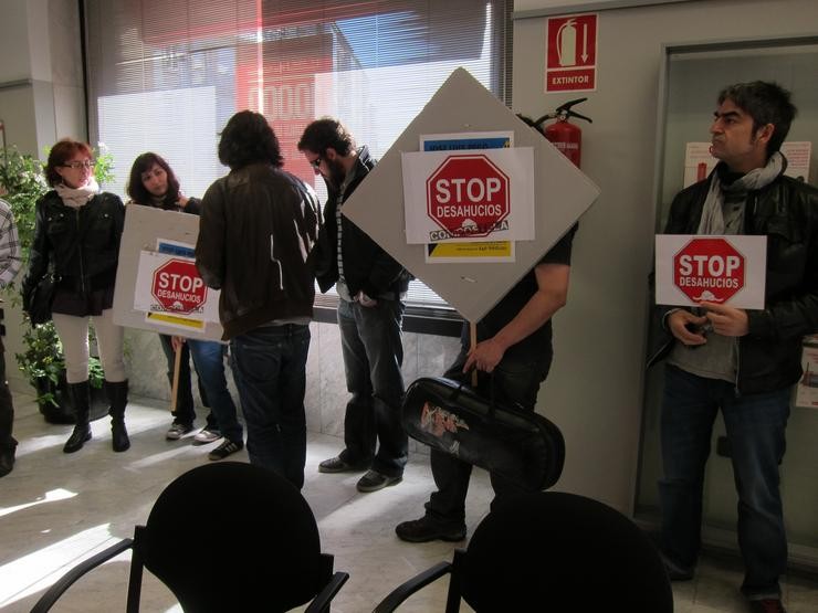 O colectivo Stop Desafiuzamentos Compostela, nunha sucursal bancaria. EUROPA PRESS - Arquivo / Europa Press