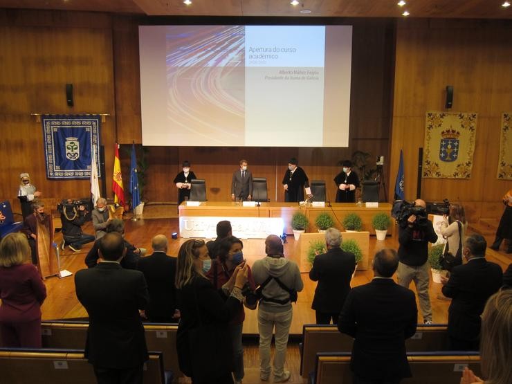 Os reitores das tres universidades galegas e o presidente da Xunta antes do comezo do acto