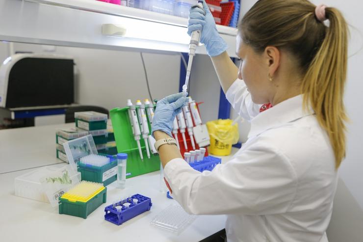 Unha investigadora no laboratorio que desenvolve a vacina rusa contra o coronavirus Spuntik V. FIDR