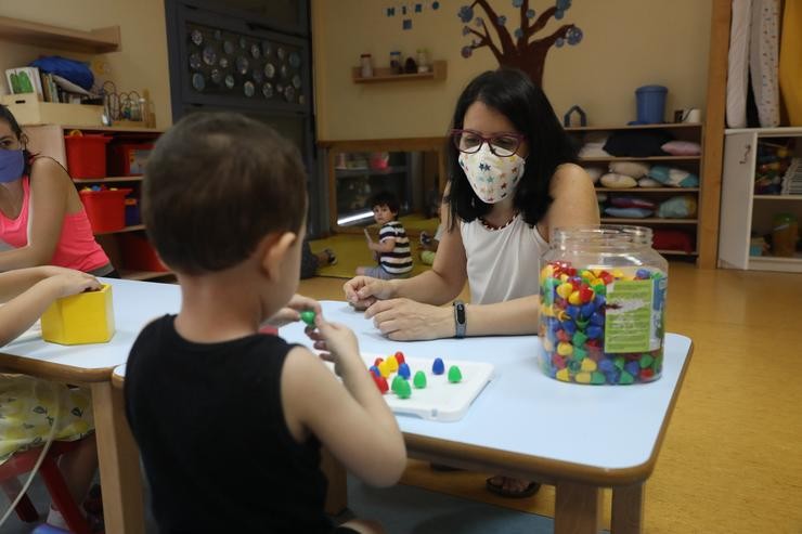 Dous docentes imparten clases a varios alumnos na Escola Infantil  O Tren da Fresa, o día da súa reapertura tras o parón polo coronavirus en Madrid (España), a 1 de xullo. As escolas infantís de cero a tres anos, na Comunidade de Madrid, v. Marta Fernández Xara - Europa Press - Arquivo